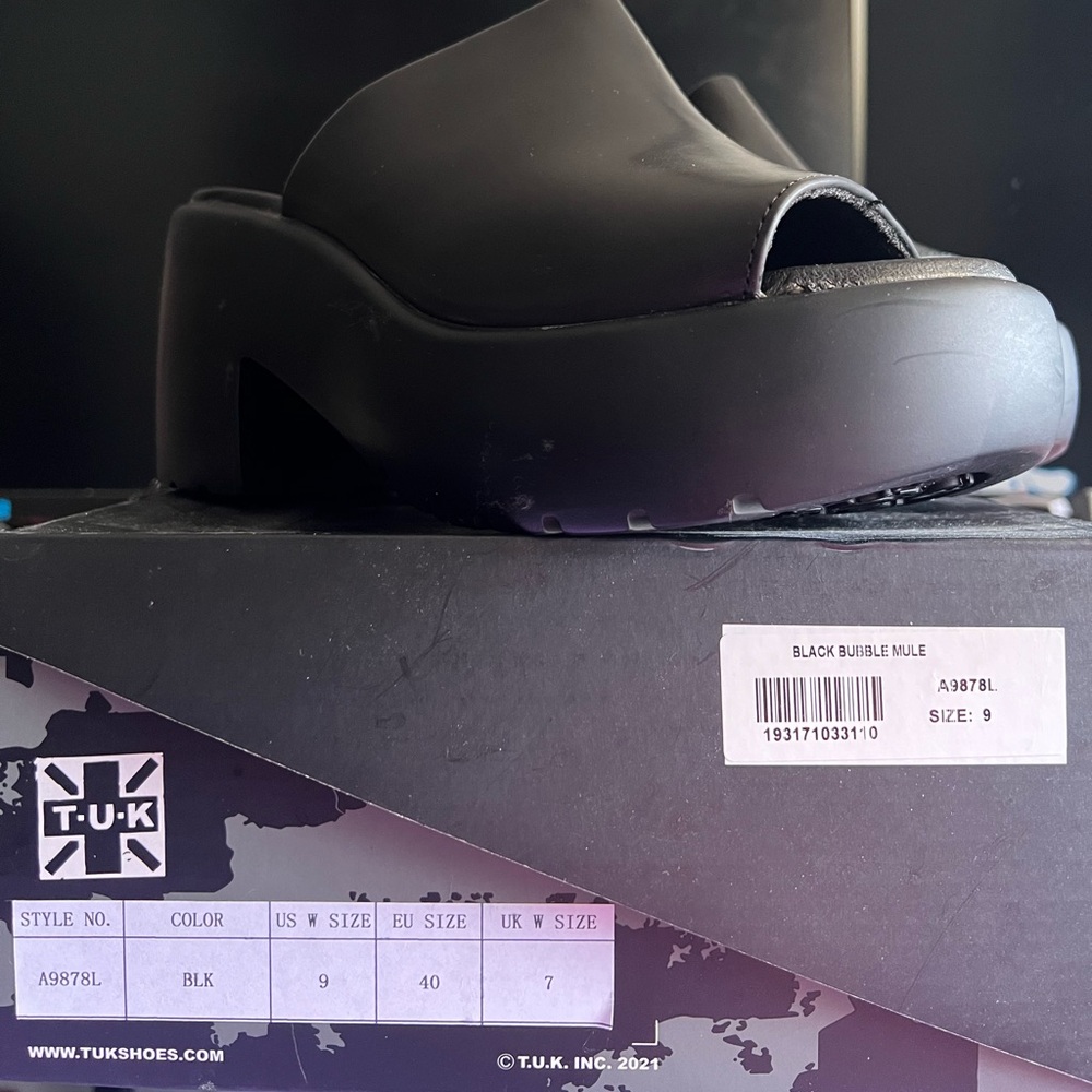 Woman Tuk shoes size 9, they run small